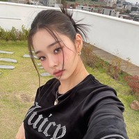 Baru tayang beberapa hari, Song Jia atau yang juga dikenal sebagai Freezia langsung jadi perbincangan. Pesonanya membuat follower Instagram dan subscriber YouTube-nya berkembang pesat. Foto: Instagram @dear.zia