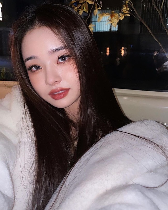 Penampilan Song Jia yang menawan pun jadi atensi internasional. Terlebih dalam acara tersebut, ia menampilkan kepribadian yang unik. Cuplikan adegannya  belakangan jadi viral di media sosial. Foto: Instagram @dear.zia