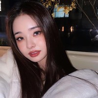 Penampilan Song Jia yang menawan pun jadi atensi internasional. Terlebih dalam acara tersebut, ia menampilkan kepribadian yang unik. Cuplikan adegannya  belakangan jadi viral di media sosial. Foto: Instagram @dear.zia