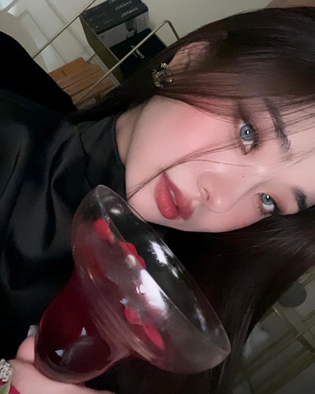 Bukankah hidungku sangat cantik? Aku melakukannya saat kelas 2 SMA, katanya dengan percaya diri menunjukkan bagian tersebut. Foto: Instagram @dear.zia