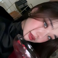 Bukankah hidungku sangat cantik? Aku melakukannya saat kelas 2 SMA, katanya dengan percaya diri menunjukkan bagian tersebut. Foto: Instagram @dear.zia