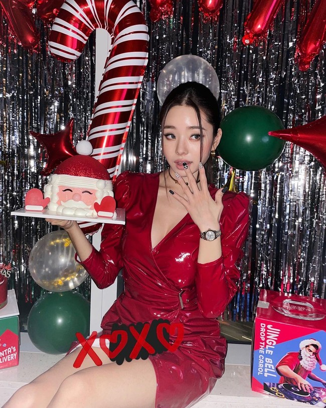 Song Jia sebelumnya viral karena disebut punya perpaduan kecantikan Jennie BLACKPINK dan Jang Wonyoung IVE. Belakangan selebgram dan YouTuber itu kembali jadi perbincangan setelah tampil di acara reality show kencan berjudul Singles Inferno.Foto: Instagram @dear.zia