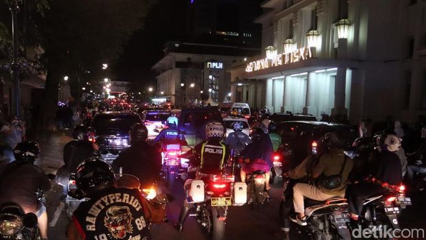 Suasana Jelang Tahun Baru di Depan Gedung Merdeka
