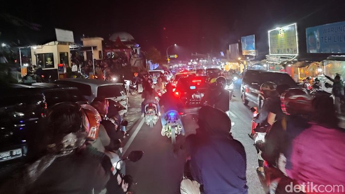 Suasana kawasan Puncak Bogor pukul 23.00 WIB.