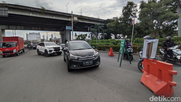 Suasana lalu lintas pasca pintu Ancol ditutup
