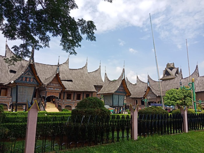 Suasana TMII menjelang perayaan tahun baru 2022