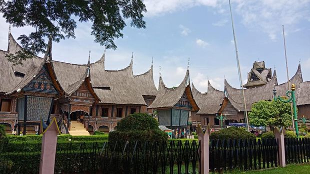 Suasana TMII menjelang perayaan tahun baru 2022