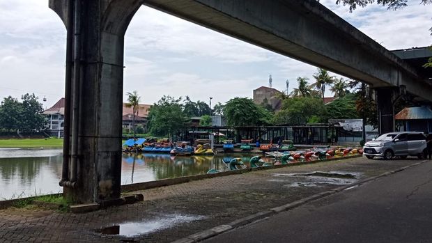 Suasana TMII menjelang perayaan tahun baru 2022