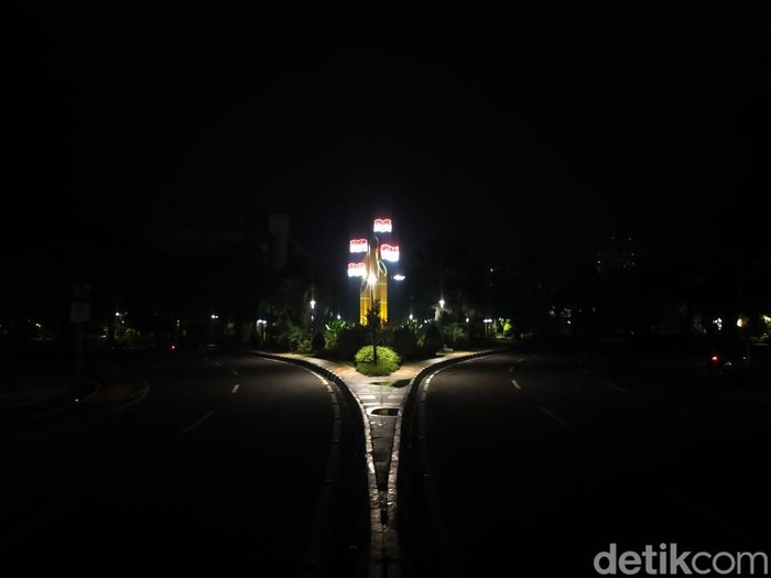Malam ini merupakan malam tahun baru. Beberapa ruas jalan di Surabaya terpantau lengang.