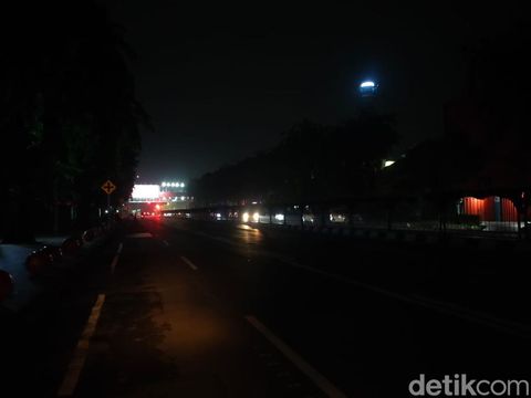 Malam ini merupakan malam tahun baru. Beberapa ruas jalan di Surabaya terpantau lengang.