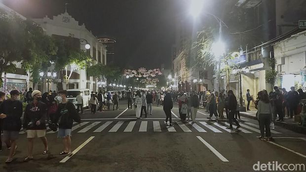 Menjelang pergantian tahun baru, warga Surabaya memenuhi Jalan Tunjungan. Namun warga harus pulang lebih awal, sebab Pemkot mensterilkan lokasi lebih pada pukul 21.00 WIB, Jumat, (31/12/2021).