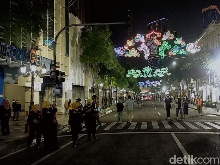 Menjelang pergantian tahun baru, warga Surabaya memenuhi Jalan Tunjungan. Namun warga harus pulang lebih awal, sebab Pemkot mensterilkan lokasi lebih pada pukul 21.00 WIB, Jumat, (31/12/2021).