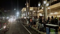 Sebelum disuruh balik, warga memenuhi kanan-kiri pedestrian Tunjungan Romansa. Mereka berkerumun dan banyak yang berswafoto dengan teman dan pasangan masing-masing.