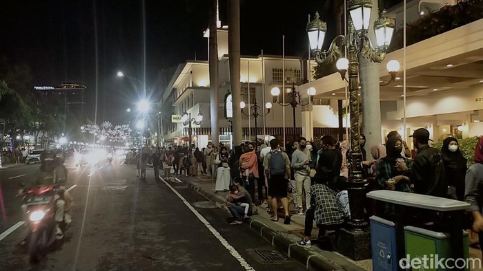 Tak Ada Kumpul-kumpul, Petugas Bubarkan Warga di Tunjungan Romansa Surabaya Menjelang pergantian tahun baru, warga Surabaya memenuhi Jalan Tunjungan. Namun warga harus pulang lebih awal, sebab Pemkot mensterilkan lokasi lebih pada pukul 21.00 WIB, Jumat, (31/12/2021).