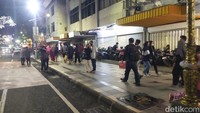 Salah satu pengunjung, Dinda (21) asal Surabaya mengaku kecewa tidak bisa menikmati malam tahun baru hingga pukul 00.00 WIB. Namun, karena aturan ia pun harus pulang.