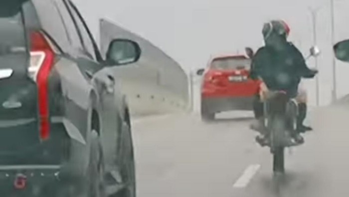 Tangkapan layar video viral pemotor di Makassar masuk ke tol layang. (dok. Istimewa)