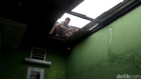 Sementara itu, Camat Rancaekek Banjar Baban mengatakan, dari hasil asesment sementara 292 rumah mengalami kerusakan. Dengan kerusakan beragam, dari mulai rusak ringan, sedang, hingga berat.