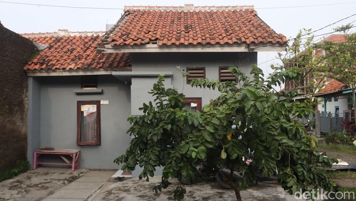 Terdampak Puting Beliung, Rumah Warga di Rancaekek Rusak Puting beliung yang melanda kawasan Rancaekek, Kabupaten Bandung, merusak sejumlah rumah warga. Berikut penampakannya.