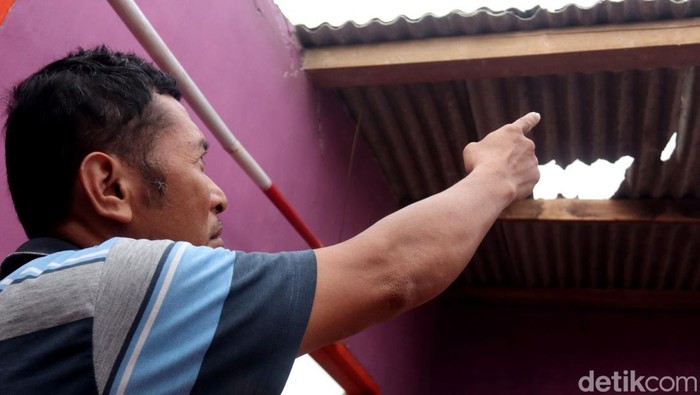 Terdampak Puting Beliung, Rumah Warga di Rancaekek Rusak Puting beliung yang melanda kawasan Rancaekek, Kabupaten Bandung, merusak sejumlah rumah warga. Berikut penampakannya.