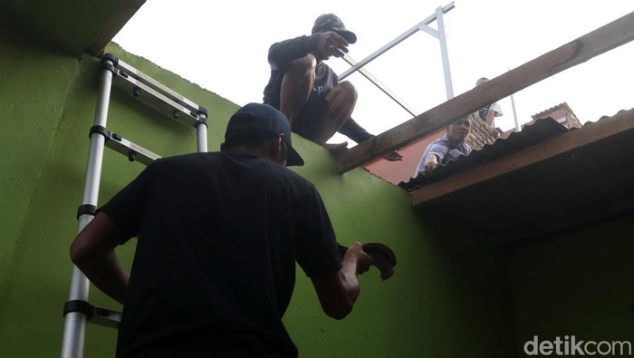 Terdampak Puting Beliung, Rumah Warga di Rancaekek Rusak Puting beliung yang melanda kawasan Rancaekek, Kabupaten Bandung, merusak sejumlah rumah warga. Berikut penampakannya.