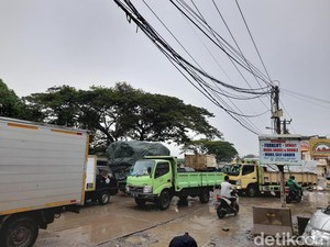Pemotor Tewas Tersengat Kabel Listrik yang Menjuntai di Tangerang