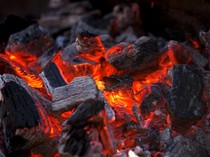 5 Tips Ampuh Bersihkan Noda Arang Bekas Bakar Sate di Carport