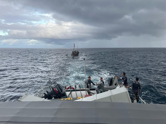 TNI AL mengevakuasi pengungsi Rohingya yang terombang-ambing di Selat Malaka. Kapal pengungsi Rohingya tersebut ditarik ke wilayah Indonesia. (dok Koarmada I) TNI AL mengevakuasi pengungsi Rohingya yang terombang-ambing di Selat Malaka. Kapal pengungsi Rohingya tersebut ditarik ke wilayah Indonesia. (dok Koarmada I)