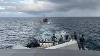 Foto: TNI AL mengevakuasi pengungsi Rohingya yang terombang-ambing di Selat Malaka. Kapal pengungsi Rohingya tersebut ditarik ke wilayah Indonesia. (dok Koarmada I)