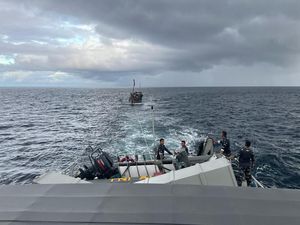 TNI AL Evakuasi Pengungsi Rohingya Terombang-ambing di Laut Aceh