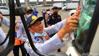 Razia ini dilaksanakan secara masif di seluruh Unit Pelaksana Penimbangan Kendaraan Bermotor (UPPKB).