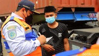 Dijelaskan, jumlah barang yang dimuat oleh kendaraan barang harus sesuai dengan Jumlah Berat yang diizinkan (JBI) sebagaimana dijelaskan, pengemudi wajib mematuhi ketentuan mengenai tata cara pemuatan, dimensi, dan daya angkut kendaraan serta kelas yang dilaluinya.