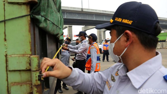Angkutan barang akan dibatasi selama libur Natal dan tahun baru 2024 (Nataru). Kebijakan ini bertujuan untuk mengurangi kemacetan lalu lintas selama periode tersebut.