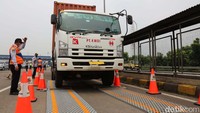 Direktur Jenderal Perhubungan Darat, Budi Setiyadi mengatakan pihaknya telah menjaring 13 truk pelanggar Over Dimension Over Loading (ODOL) di ruas tol Jakarta-Cikampek KM 29 A dalam Operasi Tertib Muatan dan Overload. Operasi razia ini dilakukan Kamis (30/12/2021).