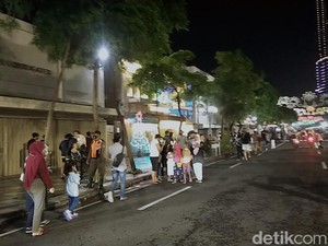 Petugas Bubarkan Warga di Tunjungan Romansa Ketika Sudah Pukul 21.00 WIB