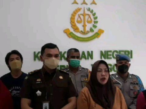 Video seorang wanita marah-marah di toko sepatu dan mengaku istri Kajari Tebing Tinggi viral di medsos. (Instagram @kejaritebingtinggi)