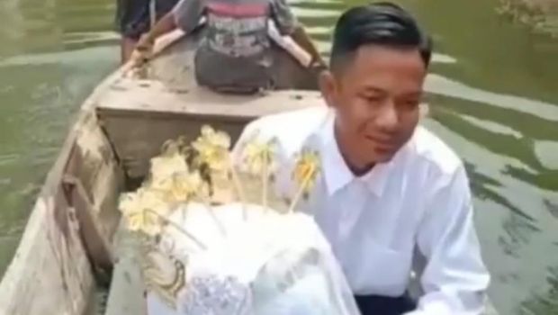 viral pengantin naik perahu di tengah banjir