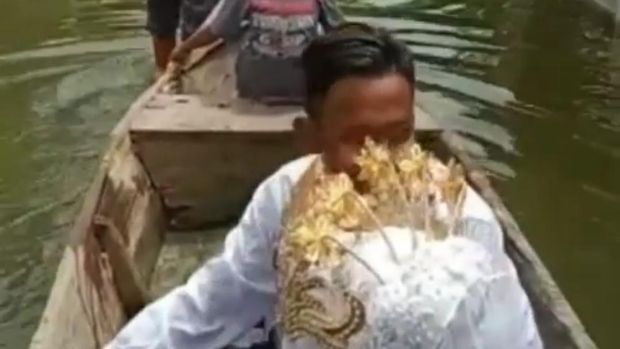 viral pengantin naik perahu di tengah banjir