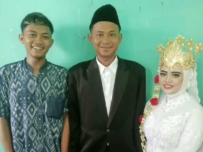 viral pengantin naik perahu di tengah banjir