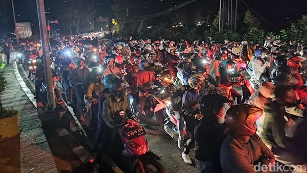 Warga berkerumun di kawasan Puncak (Rizky Adha Mahendra/detikcom)