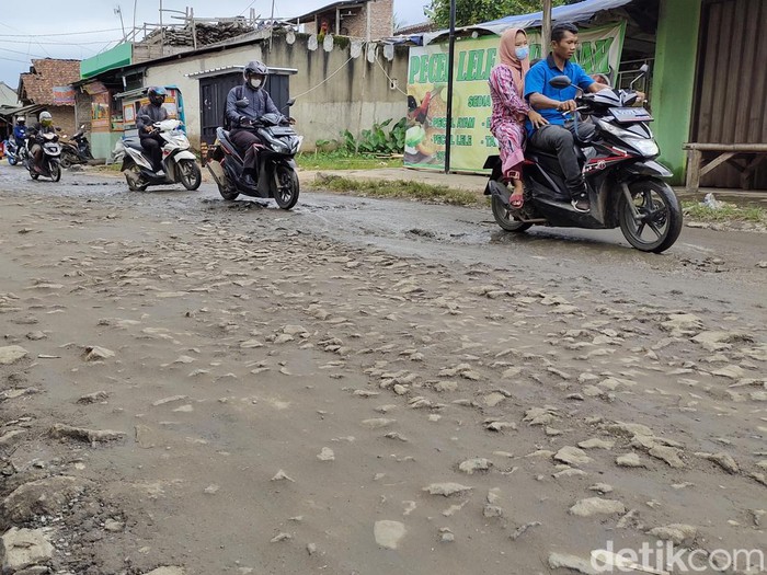 Warga ngeluh jalan di Rangkasbitung tak kunjung diperbaiki