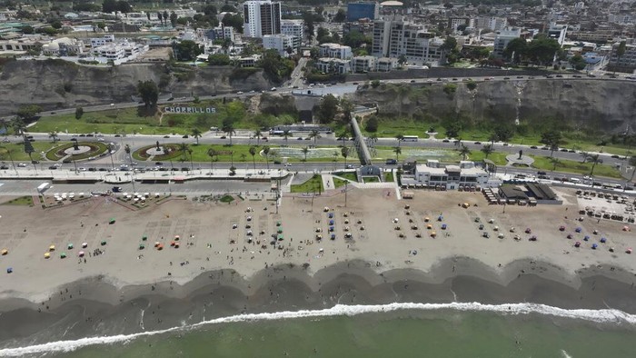 Waspada Corona, Pantai di Peru Ditutup Jelang Tahun Baru Pantai kerap jadi tujuan warga untuk merayakan pergantian tahun. Guna antisipasi penyebaran Corona, Peru pun menutup pantainya jelang tahun baru.