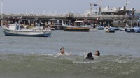 Seperti diketahui, pantai kerap jadi tujuan warga untuk berwisata saat libur tahun baru maupun merayakan malam pergantian tahun. 