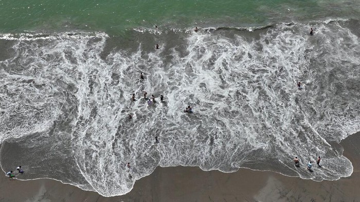 Waspada Corona, Pantai di Peru Ditutup Jelang Tahun Baru Pantai kerap jadi tujuan warga untuk merayakan pergantian tahun. Guna antisipasi penyebaran Corona, Peru pun menutup pantainya jelang tahun baru.