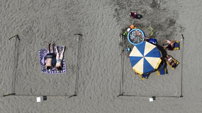 Pantai kerap jadi tujuan warga untuk merayakan pergantian tahun. Guna antisipasi penyebaran Corona, Peru pun menutup pantainya jelang tahun baru.