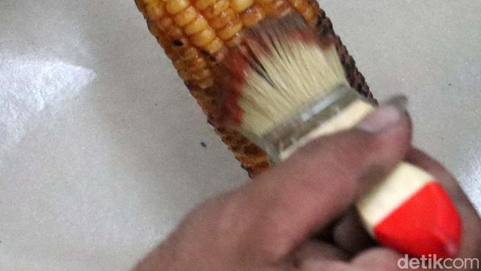 Wow! Akhir Tahun Pedagang Jagung di Bandung Untung Besar Jelang malam tahun baru, para penjual jagung di Kota Bandung, Jawa Barat raup untung. Seperti yang dialami Hendra.