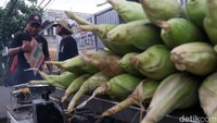 Seperti yang dirasakan Hendra, salah satu penjual jagung di Jalan Ciwastra. Hingga, Jumat (31/12/2021) sore, 1 kuintal jagung yang dijual sejak pagi hingga sore hampir habis dan hanya tersisa sekitar 10-15 kilogram.