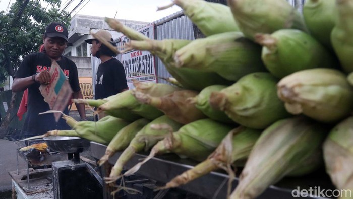 Wow! Akhir Tahun Pedagang Jagung di Bandung Untung Besar Jelang malam tahun baru, para penjual jagung di Kota Bandung, Jawa Barat raup untung. Seperti yang dialami Hendra.