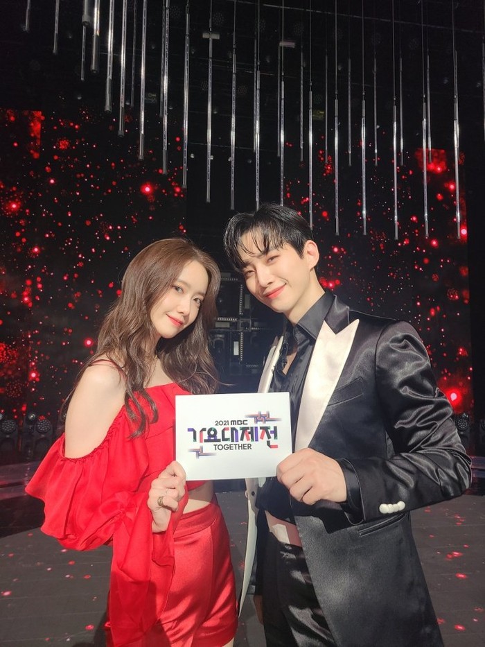 YoonA SNSD dan Junho 2PM YoonA SNSD dan Junho 2PM jadi MC di acara MBC Gayo Daejaejun pada Jumat, 31 Desember 2021.