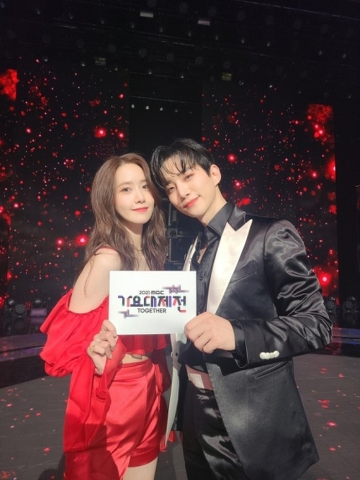 YoonA SNSD dan Junho 2PM jadi MC di acara MBC Gayo Daejaejun pada Jumat, 31 Desember 2021.