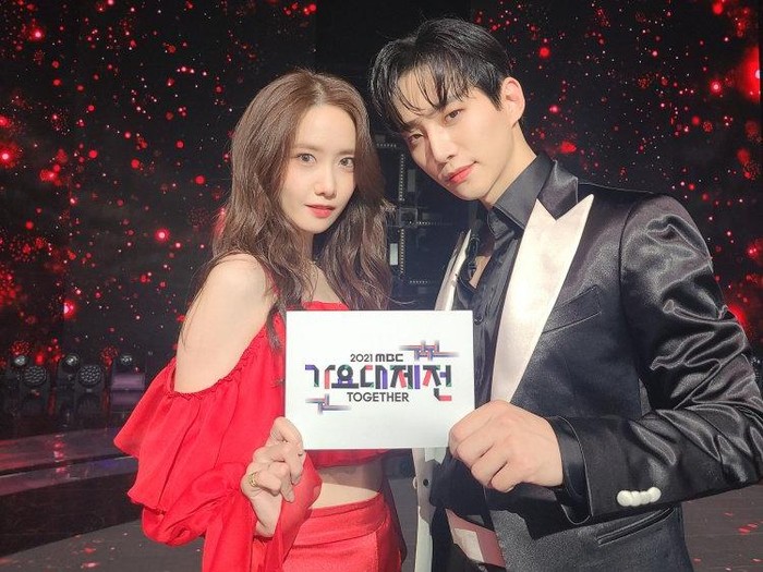 YoonA SNSD dan Junho 2PM jadi MC di acara MBC Gayo Daejaejun pada Jumat, 31 Desember 2021.